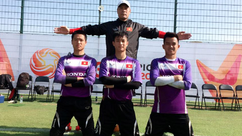 Miura ký tặng học trò trước trận cuối VCK U23 châu Á
