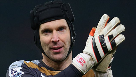 Găng tay mới của Cech bị gửi nhầm đến... Chelsea