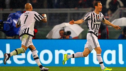 Lichtsteiner đưa Juventus vào bán kết Cúp quốc gia