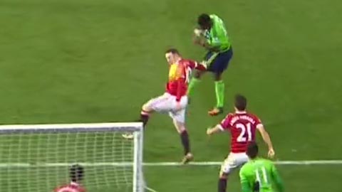 Wanyama có tình huống đánh đầu đưa bóng sát cột dọc khung thành thủ môn De Gea