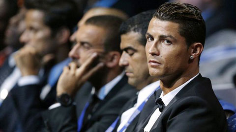 Chủ tịch Perez cấm Ronaldo bay sang Morocco