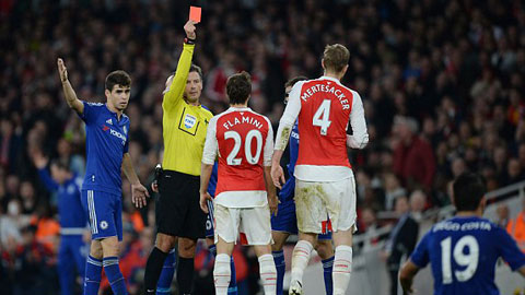 Costa lại khiến cầu thủ Arsenal dính thẻ đỏ