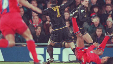 Cantona va chạm với hậu vệ Shaw bên phía Crystal Palace