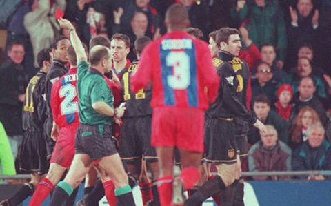 Cantona nhận chiếc thẻ đỏ