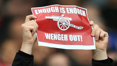 CĐV Arsenal nổi điên, đòi sa thải Wenger sau trận thua Chelsea