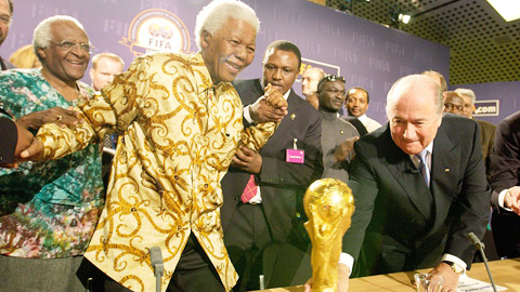 Vì sao FIFA phải đền cho Nam Phi một kỳ World Cup?