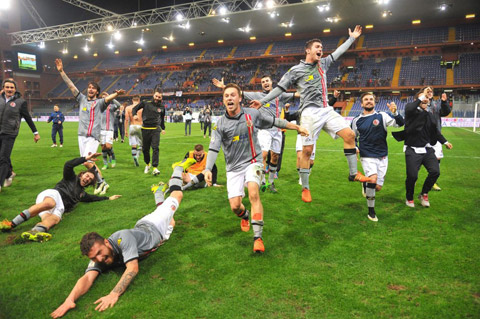 Niềm vui của các cầu thủ Alessandria sau khi giành vé vào bán kết
