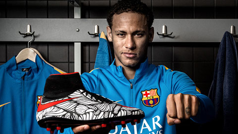 Neymar khoe giày mới