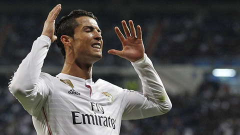 Ronaldo ngày càng tỏ ra... "chân gỗ"