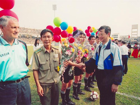 Đồng chí Nguyễn Tấn Dũng, khi ấy còn là Phó Thủ tướng thường trực Chính phủ, tới động viên hai đội bóng dự trận Siêu Cúp đầu tiên của bóng đá Việt Nam ngày 7/3/1999