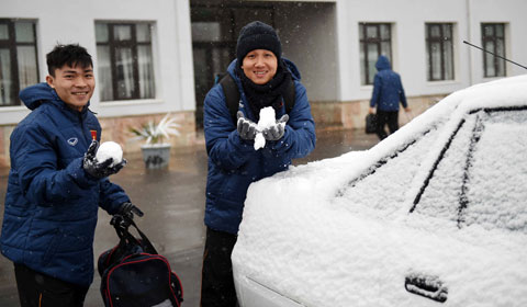 ĐT futsal Việt Nam thích thú với tuyết tại Uzbekistan