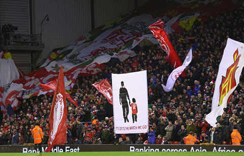 Khán đài Anfield ngập tràn banner cổ vũ, trong đó đáng chú ý là băng rôn tưởng niệm Owen McVeigh, một CĐV nhí mới qua đời vì căn bệnh ung thư