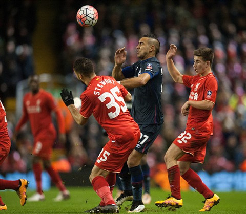 Payet trước vòng vây của các cầu thủ Liverpool