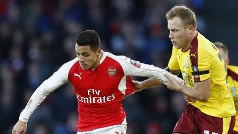 Sanchez thăng hoa, Arsenal vượt qua Burnley sát nút