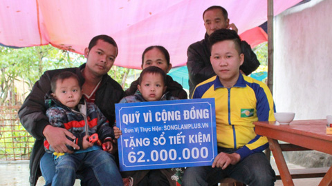 CĐV SLNA ủng hộ 100 thùng mì tôm cho trẻ em miền Tây xứ Nghệ