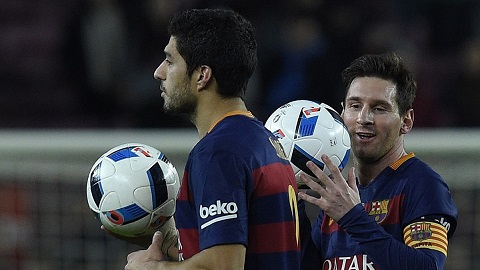 Messi và Suarez nhường nhau quả bóng kỷ niệm