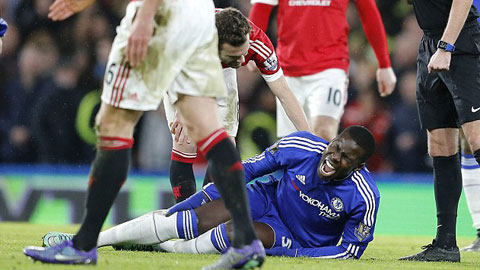 Zouma dính chấn thương nặng ở trận Chelsea 1-1 M.U