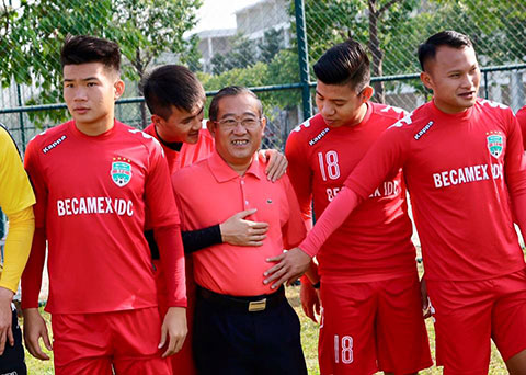 Hình ảnh thân mật giữa chủ tịch Minh Sơn và các trụ cột của đội bóng - Ảnh: FBNV