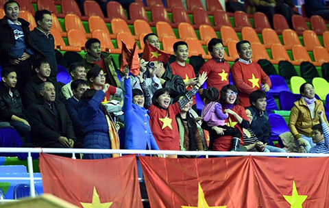 NHM cổ vũ hết mình cho đội futsal Việt Nam hôm qua - Ảnh: FBNV