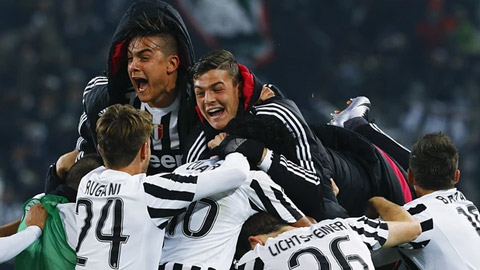 Thắng sát nút Napoli, Juventus vươn lên ngôi đầu Serie A