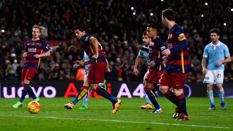 Tình huống phối hợp đá penalty giữa Messi và Suarez