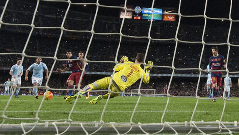 Bàn phối hợp đá 11m giữa Messi và Suarez là không hợp lệ