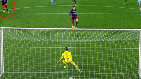 Suarez vẫn đứng ngoài vòng cấm vào thời điểm Messi chuyền bóng