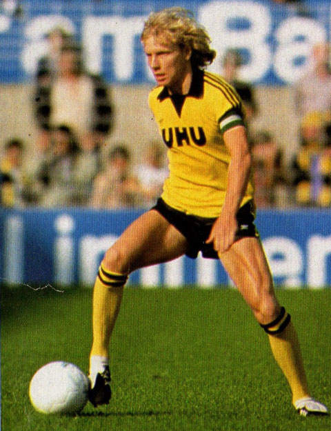 Manfred Burgsmuller là cầu thủ già nhất ghi bàn tại Champions Legaue khi 38 tuổi 293 ngày (trong trận Werder Bremen vs Dynamo Berlin ngày 11/10/1988)