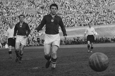 Ferenc Puskas là cầu thủ duy nhất đến thời điểm này ghi được 4 bàn trong 1 trận chung kết Champions League (C1), ông làm được điều này ở mùa 1960 trong màu áo Real
