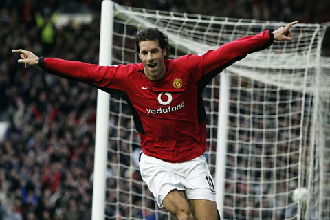 Ruud van Nistelrooy sở hữu mạch ghi bàn ở các trận đấu liên tiếp - 9 trận trong màu áo M.U mùa 2002/03