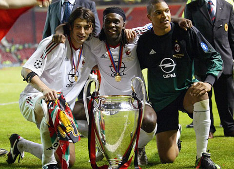 Clarence Seedorf giành chức vô địch Champions League với 3 đội bóng (Ajax 1995, Real 1998, AC Milan 2003 và 2007)