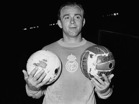 Di Stefano là cầu thủ duy nhất ghi bàn ở 5 trận chung kết Champions League (C1) liên tiếp (1956, 1957, 1958, 1959, 1960)