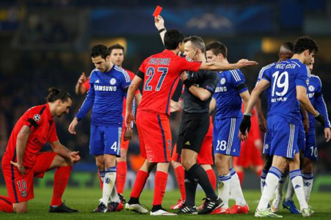 Ibrahimovic nhận thẻ đỏ trong trận đấu gần nhất gặp Chelsea