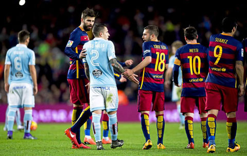 Mallo bị Pique và Alba ngăn cản khi đòi ăn thua đủ với Messi