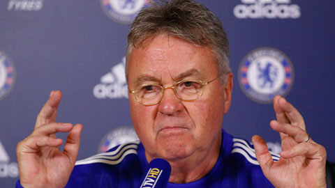 HLV Hiddink thừa nhận Chelsea thua PSG vì không đủ sắc sảo