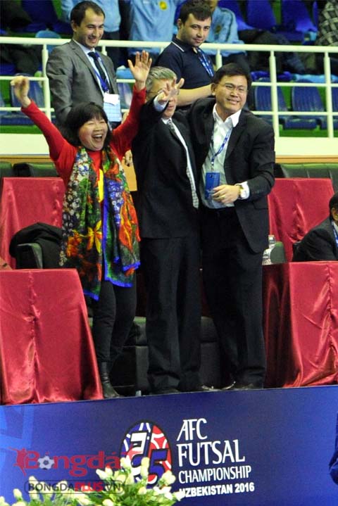 Trưởng đoàn Trần Anh Tú (phải) sung sướng đến rơi nước mắt. Lần đầu tiên trong lịch sử Futsal Việt Nam giành vé tham dự World Cup. 