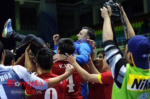 HLV Bruno Formoso được các cầu thủ công kênh, cảm ơn khi giúp Futsal Việt Nam làm nên một chiến tích vĩ đại