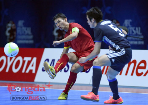 Đội tuyển Futsal Việt Nam cố gắng chuyền, nỗ lực sút với hy vọng chọc thủng lưới đội bạn