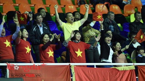 Niềm vui của các CĐV Việt Nam tại Uzbekistan khi Thái Huy gỡ hòa 4-4 cho đội nhà.