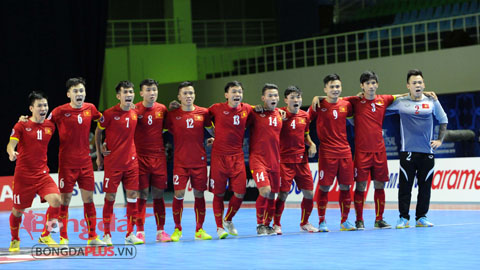 Sau cú sút thành công của Trọng Luân, toàn đội Futsal Việt Nam như vỡ òa trong sự sung sướng. 