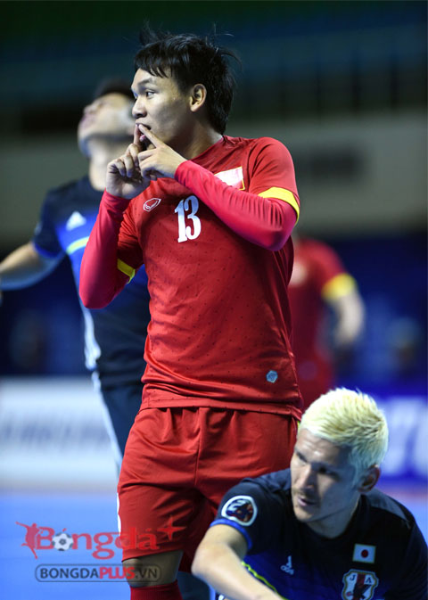 Danh Phát ăn mừng sau pha gảy bóng điệu nghệ vào góc cao khung thành Nhật Bản, rút ngắn tỷ số xuống còn 2-3 cho Futsal Việt Nam. Trận đấu chỉ còn 5 phút nữa là kết thúc. 