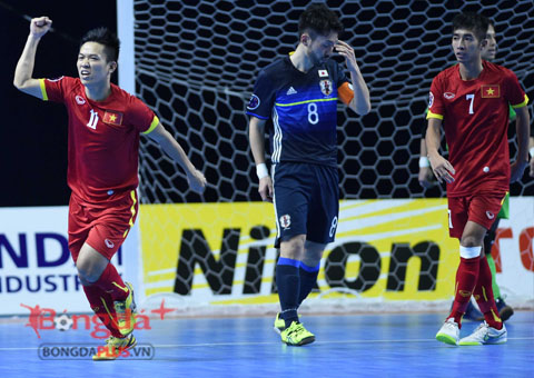 Trần Văn Vũ vui sướng khi gỡ hòa 3-3 cho Futsal Việt Nam khi trận đấu chỉ còn 1 phút 19 giây là khép lại. Cú sút bằng chân trái chéo góc của anh đã khiến thủ môn Nhật Bản bó tay. Hai đội bước vào hiệp phụ. 