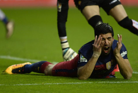 Tuy đóng góp 1 bàn thắng đẹp nhưng Suarez phung phí khá nhiều cơ hội