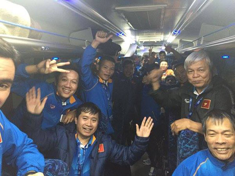 Các thành viên đội futsal Việt Nam hân hoan ăn mừng trên xe bus - Ảnh: FBNV