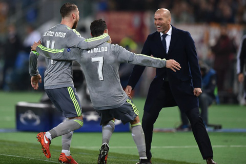 Sau khi ghi bàn trong trận đấu với Roma, Ronaldo chạy tới ăn mừng cùng Zidane