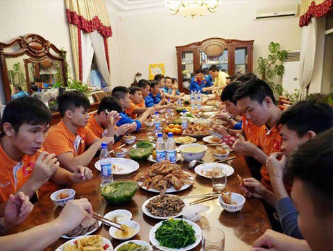 Đội tuyển Việt Nam bên mâm cơm truyền thống