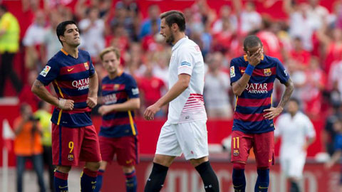 Messi và Neymar bị kèm chặt khi Suarez... đá penalty