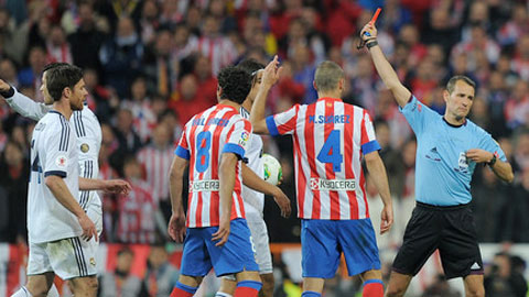 Trọng tài Clos Gomez cầm còi trận derby Madrid là vận may của Real