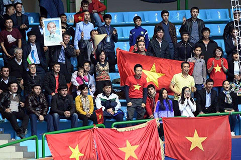 Những lá cờ Việt Nam là điều không bao giờ thiếu trong những trận đấu của ĐT futsal Việt Nam ở Uzbekistan - Ảnh: FB Tú Trần