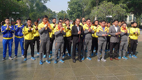 Các thành viên của Hà Nội FC dâng hương trước tượng đài Lý Thái Tổ - Ảnh: FB Hà Nội FC